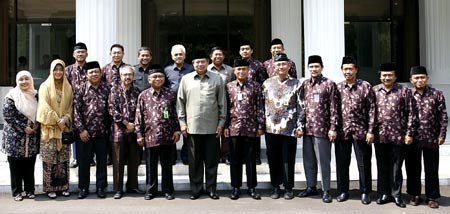 Presiden SBY, Menseneg dan Pimpinan DPP LDII berfoto bersama